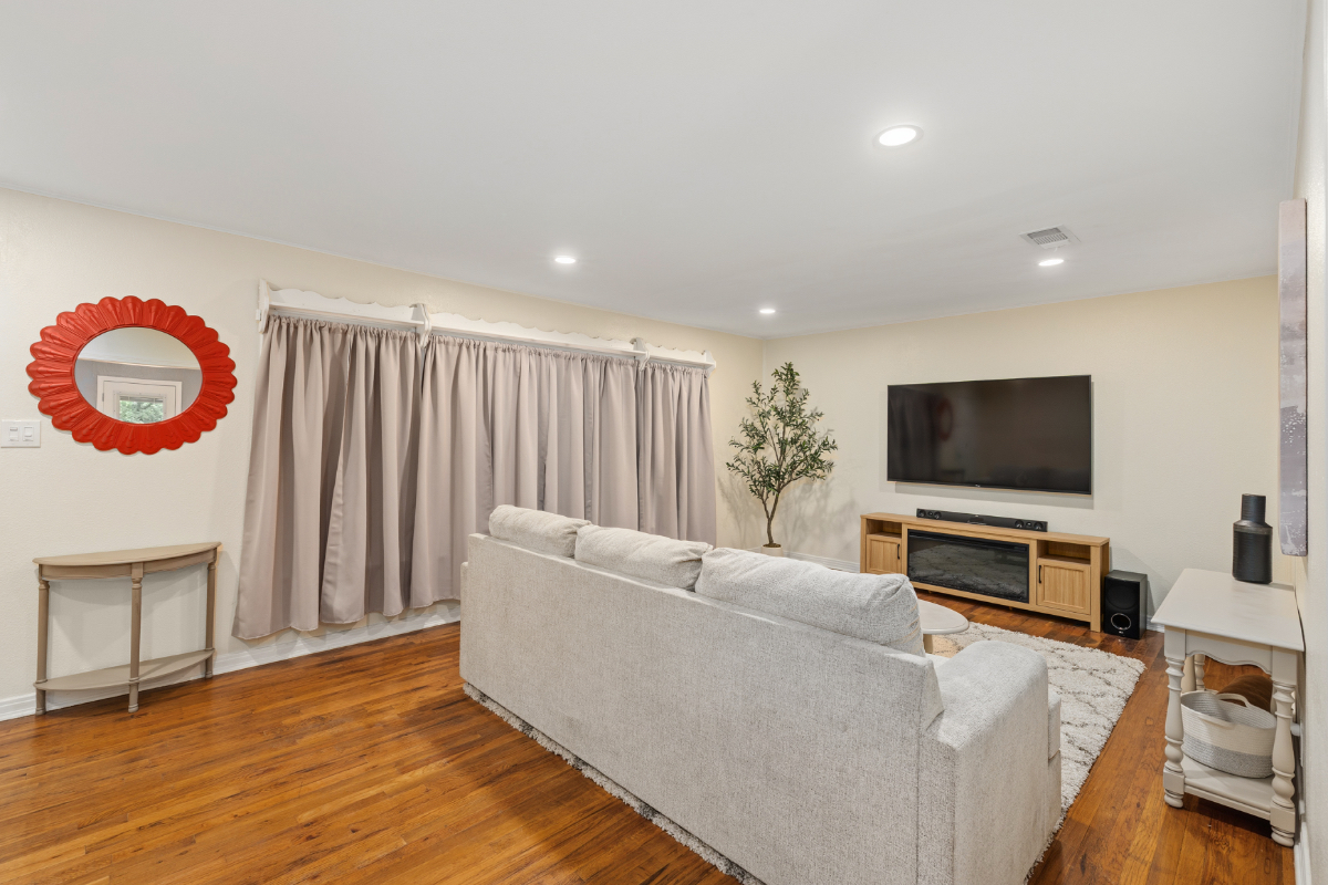 Cozy updated 2BR home in nice neighborhood near the hospital and downtown - Photo 4
