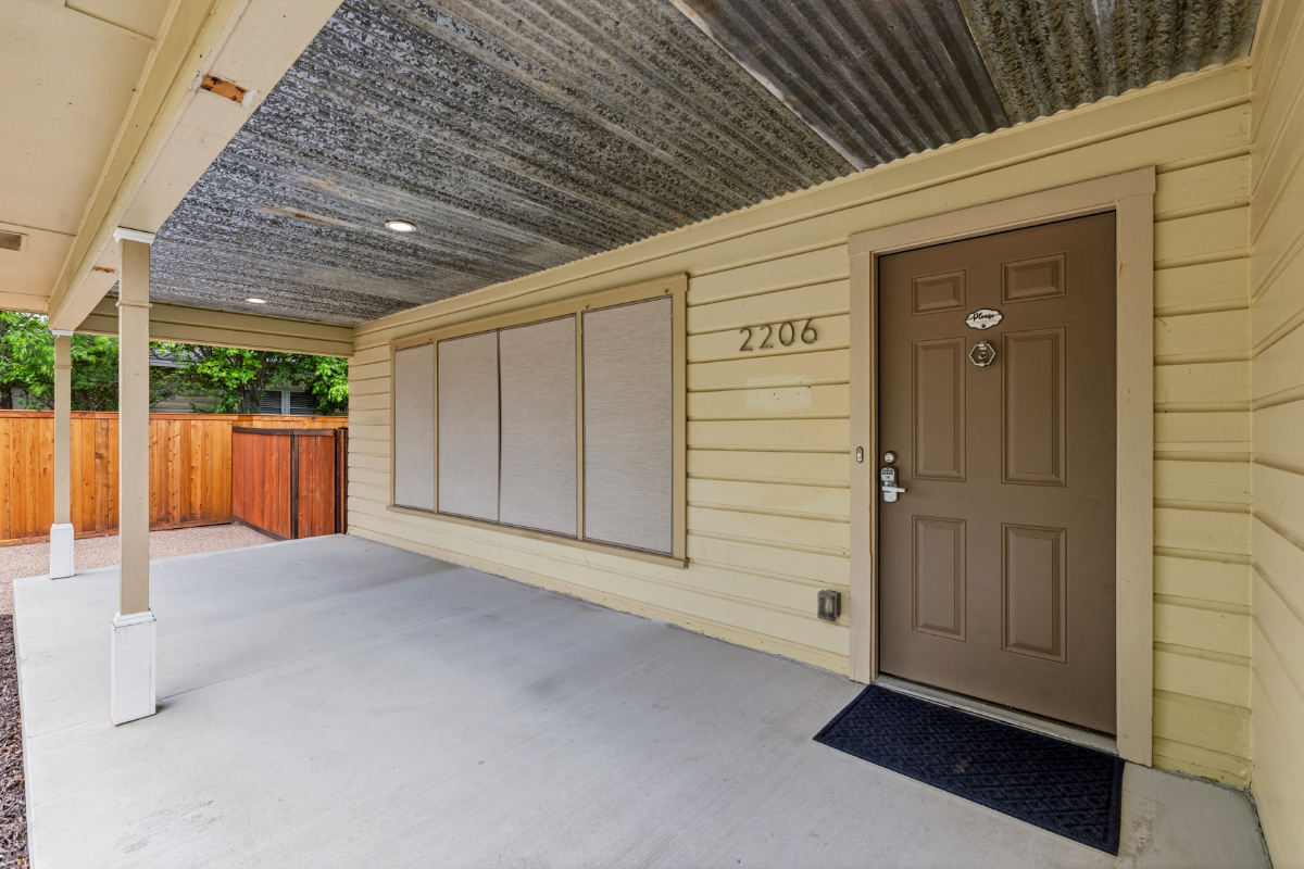 Cozy updated 2BR home in nice neighborhood near the hospital and downtown - Photo 2