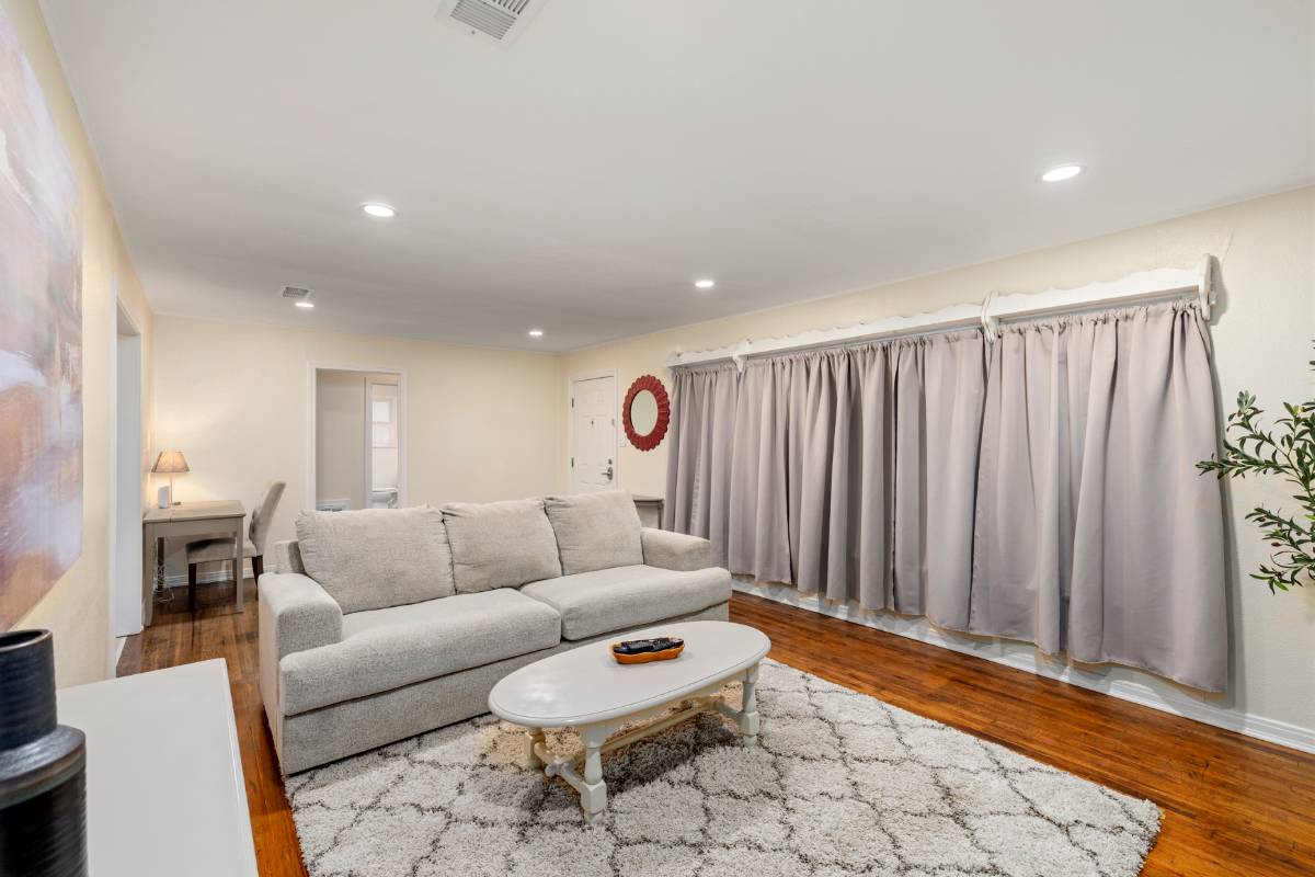 Cozy updated 2BR home in nice neighborhood near the hospital and downtown - Photo 7