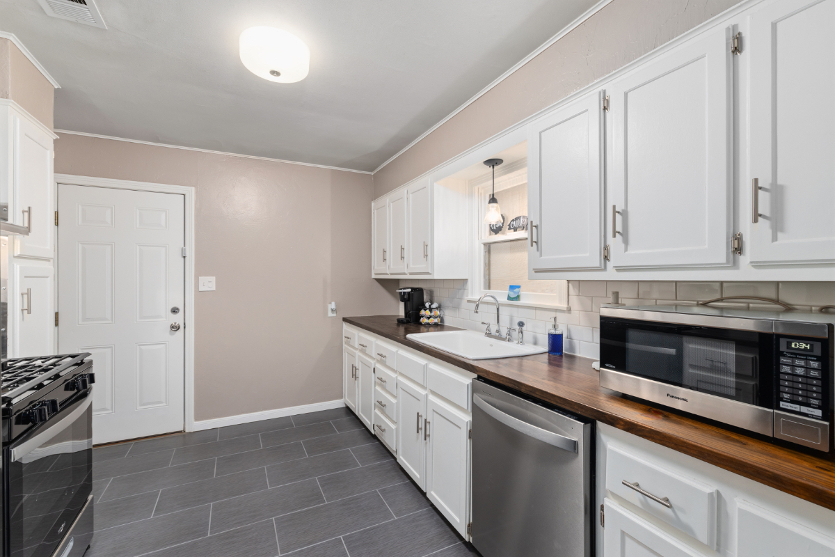 Cozy updated 2BR home in nice neighborhood near the hospital and downtown - Photo 12