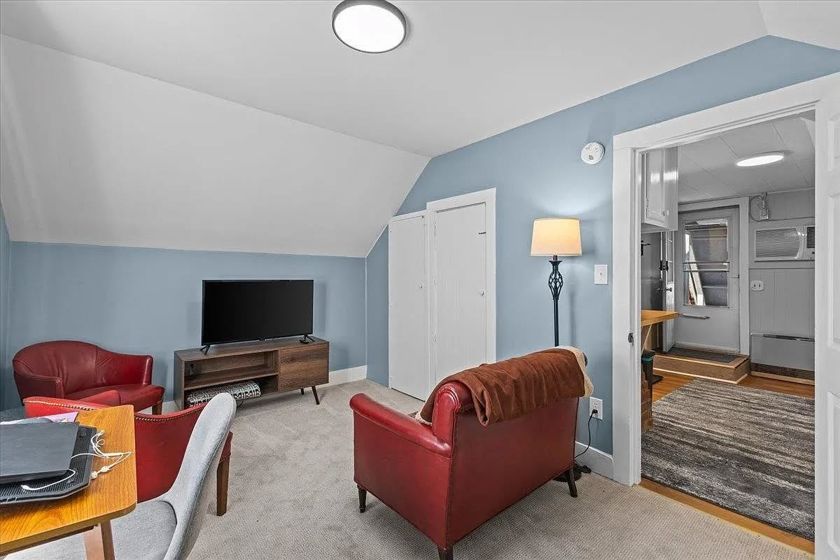Quiet One-Bedroom Near Five Corners - Photo 4