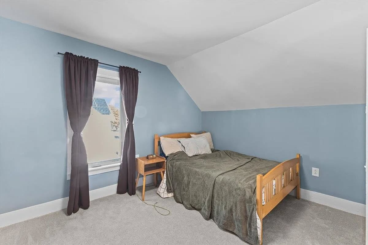 Quiet One-Bedroom Near Five Corners - Photo 6