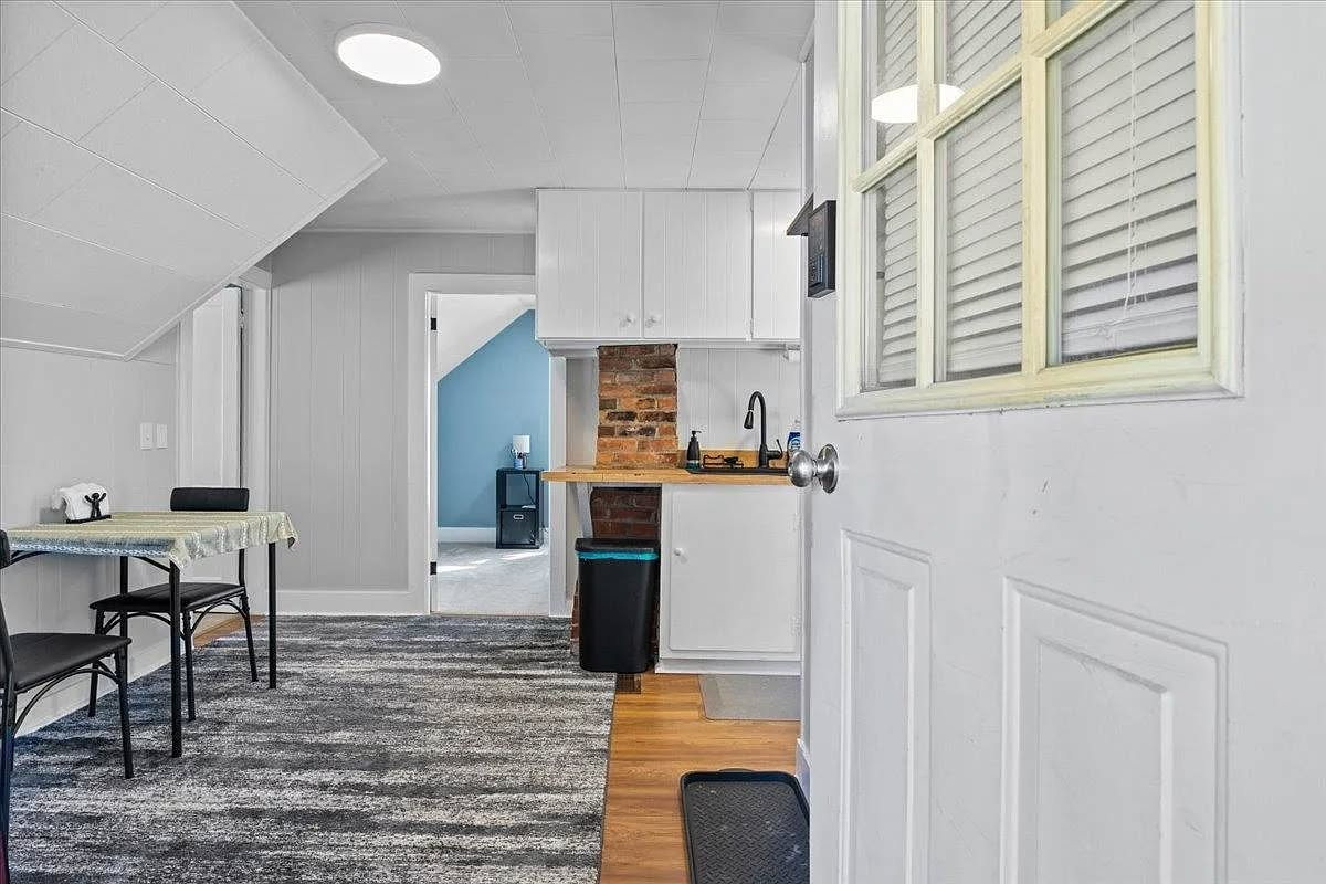 Quiet One-Bedroom Near Five Corners - Photo 3