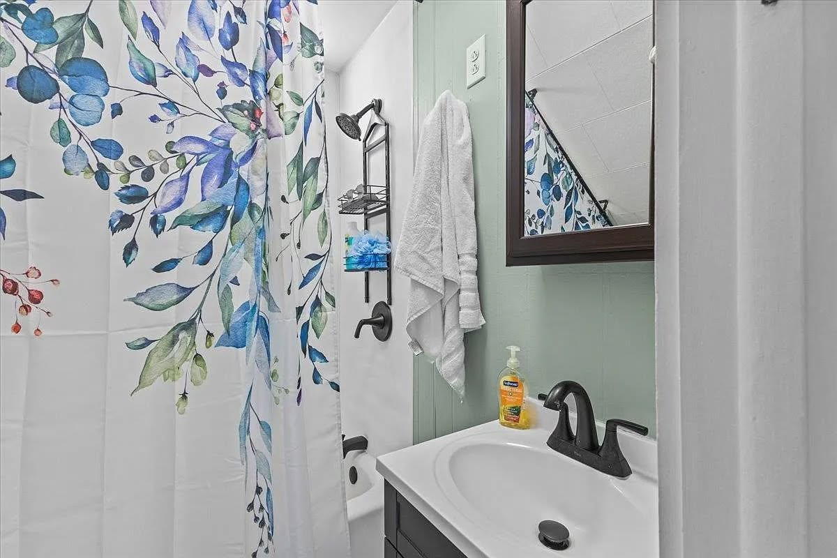 Quiet One-Bedroom Near Five Corners - Photo 8