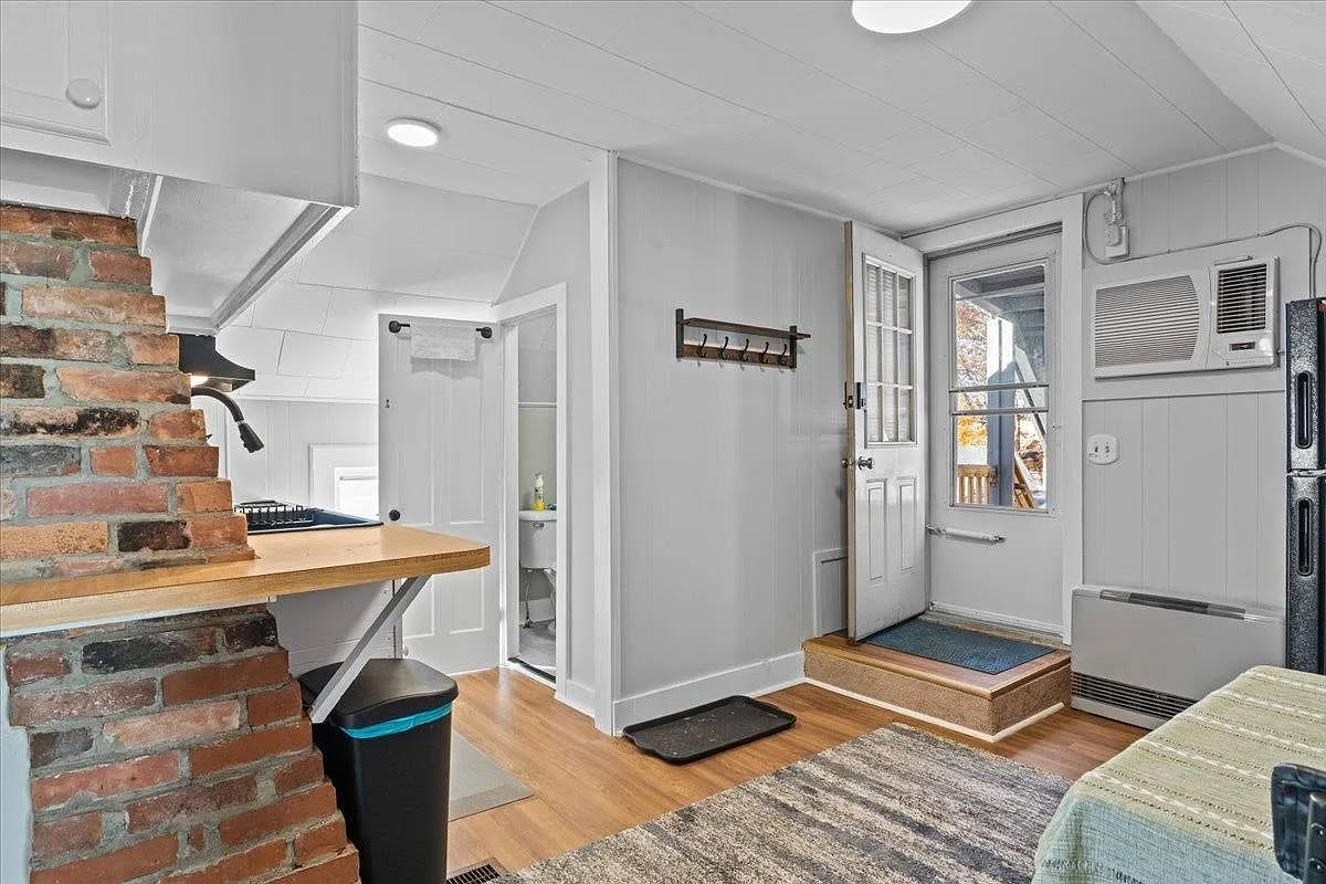 Quiet One-Bedroom Near Five Corners - Photo 9