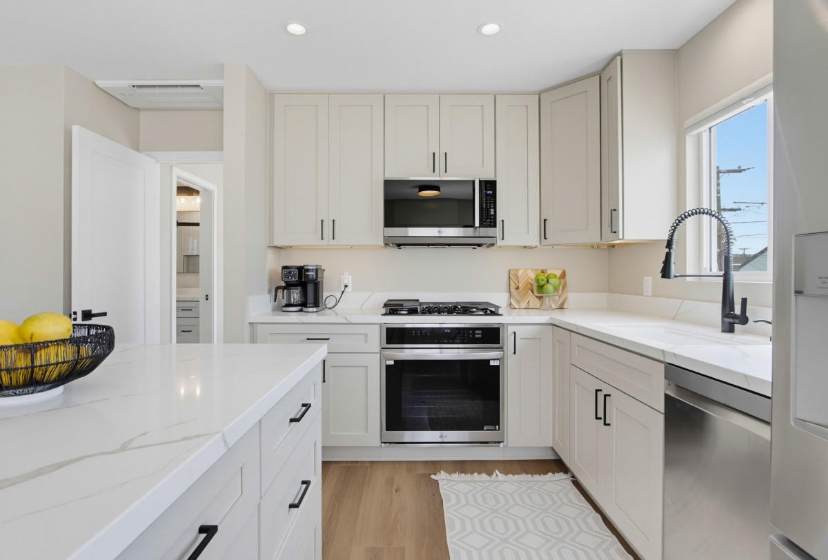 New Luxury 2BR/2BA | Ocean-View Rooftop | Walk to Beach - Photo 3
