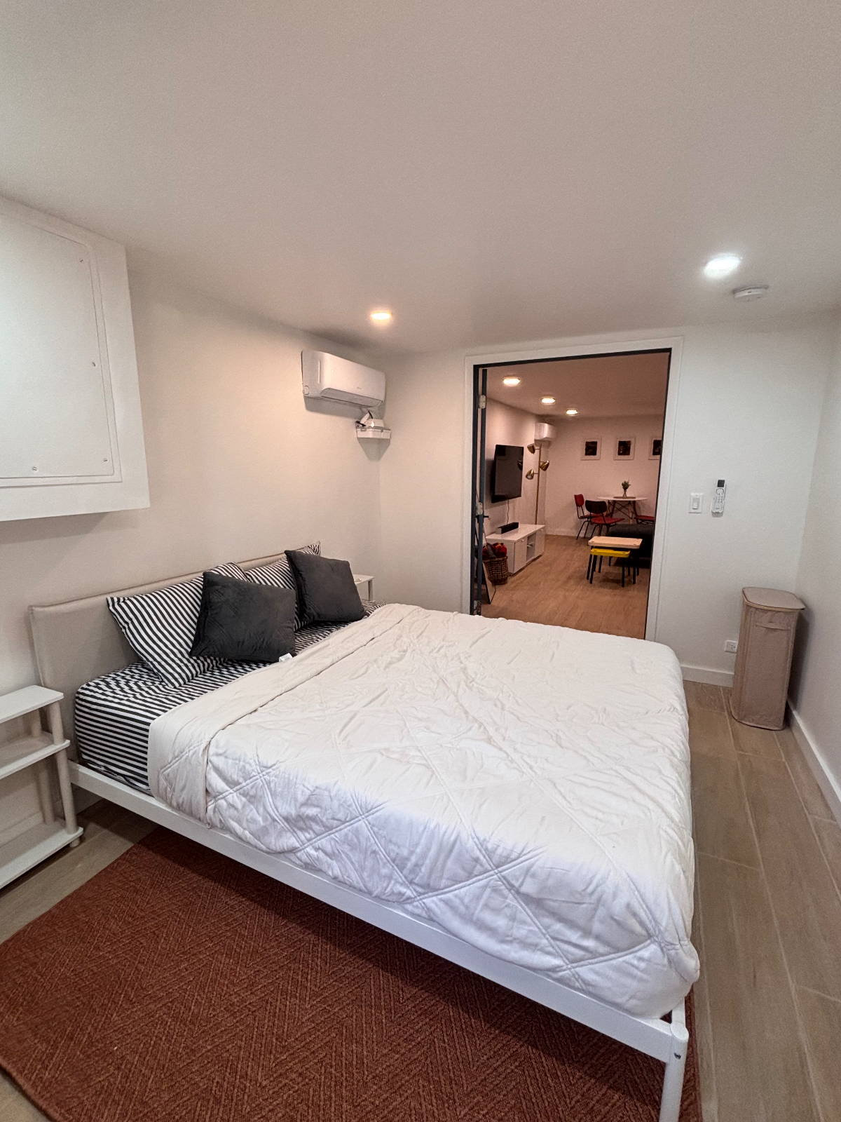 Private 1 bd suite with washer dryer and backyard access - Photo 1