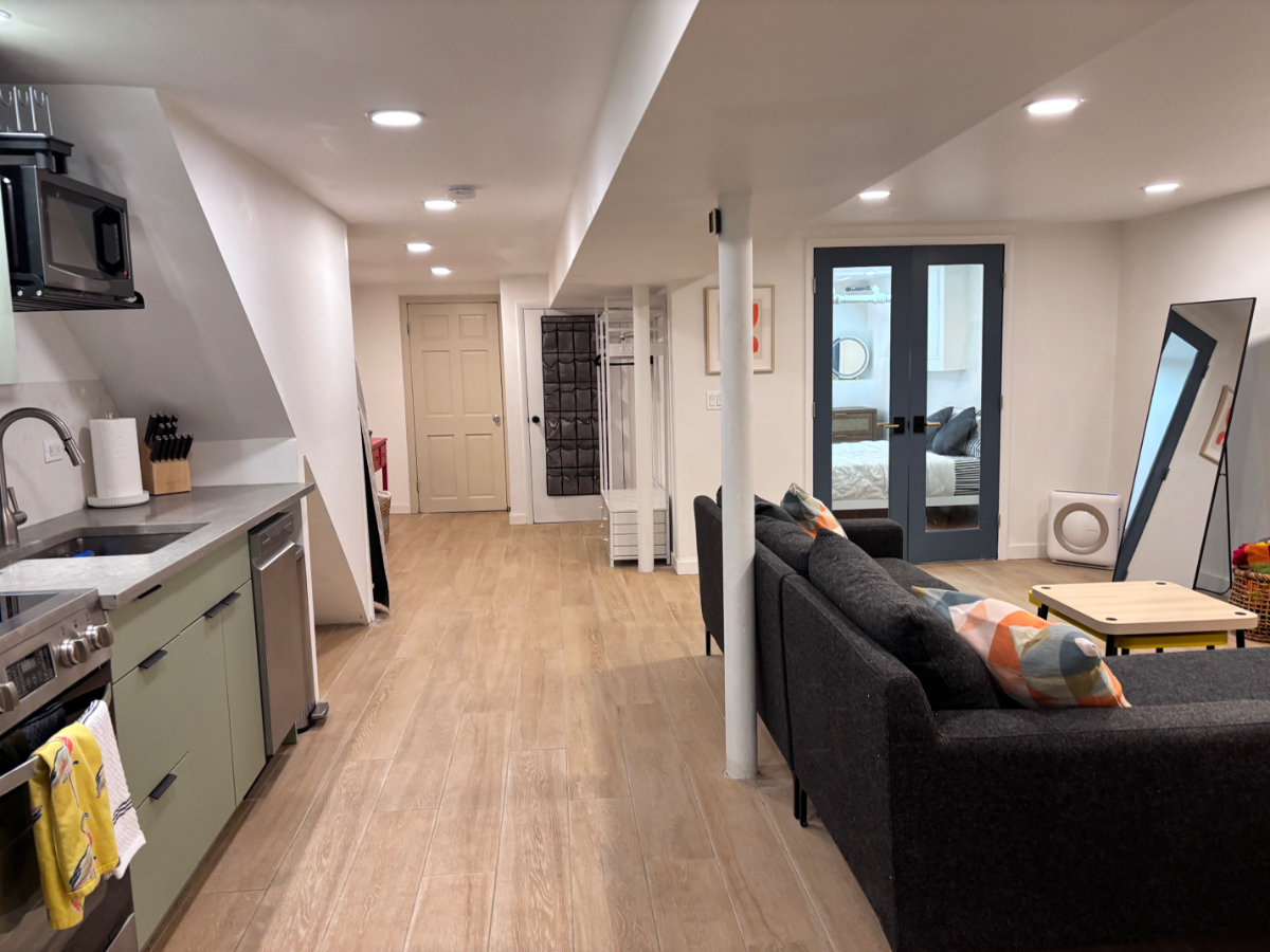 Private 1 bd suite with washer dryer and backyard access - Photo 9