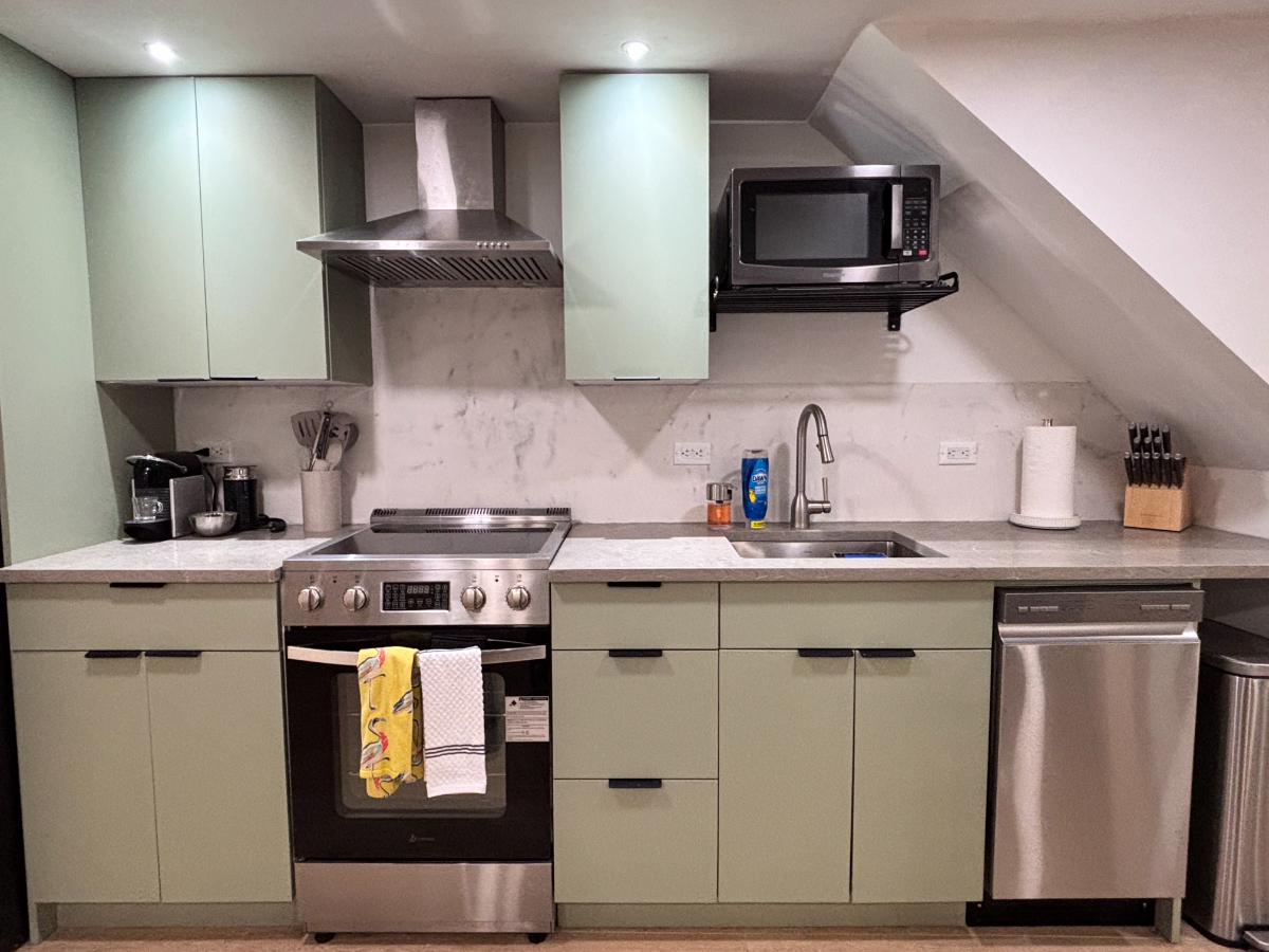 Private 1 bd suite with washer dryer and backyard access - Photo 12