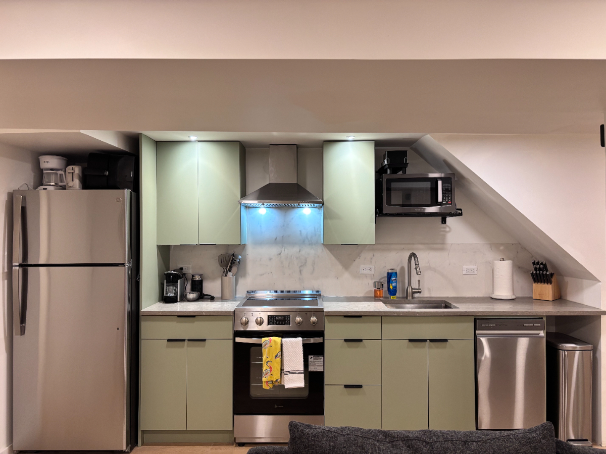 Private 1 bd suite with washer dryer and backyard access - Photo 2