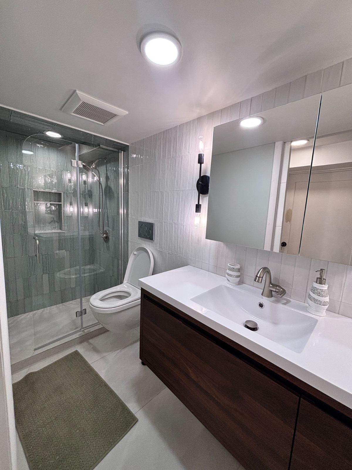 Private 1 bd suite with washer dryer and backyard access - Photo 3