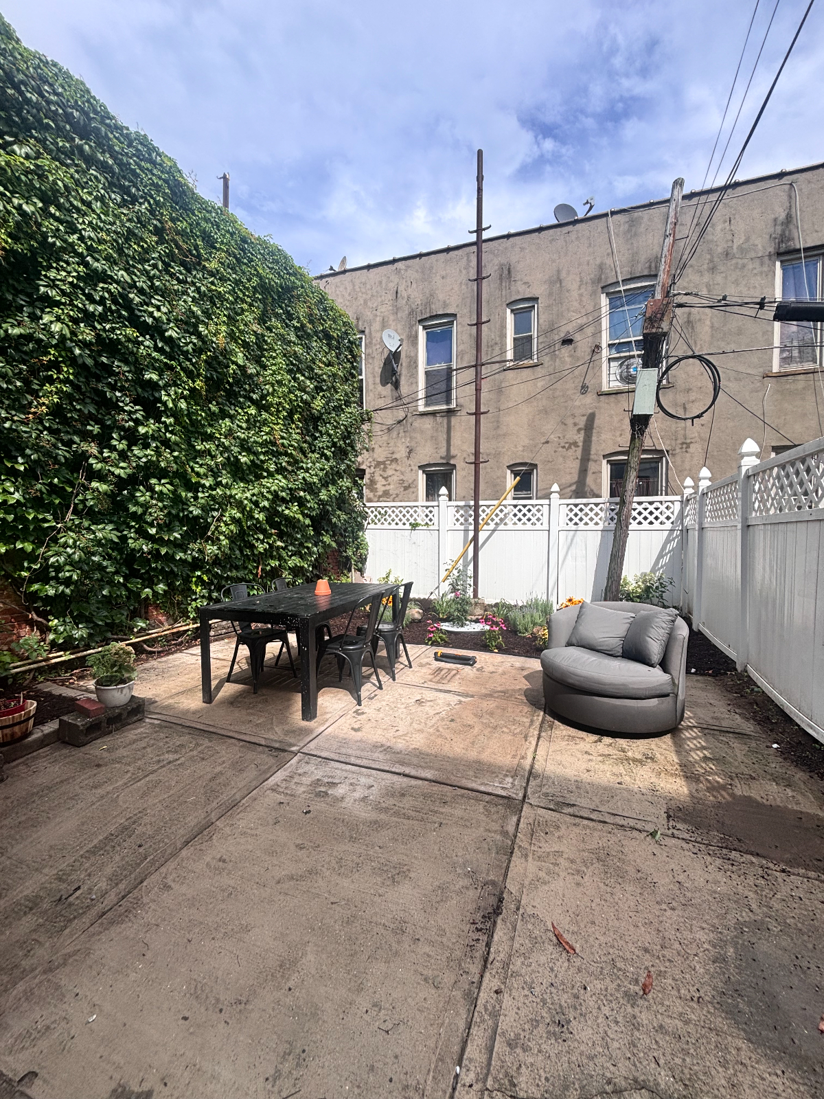 Private 1 bd suite with washer dryer and backyard access - Photo 4