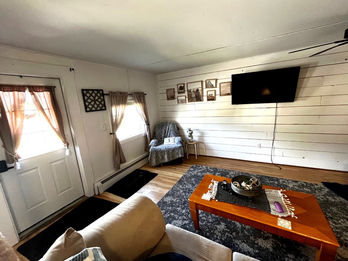 Cozy Private Studio | High-Speed WiFi | Private Entrance | Off-Street Parking | Downtown Barton - Photo 5
