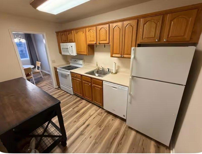 Fully Furnished 2BR Apartment with Utilities Included & Garage Parking - Photo 4