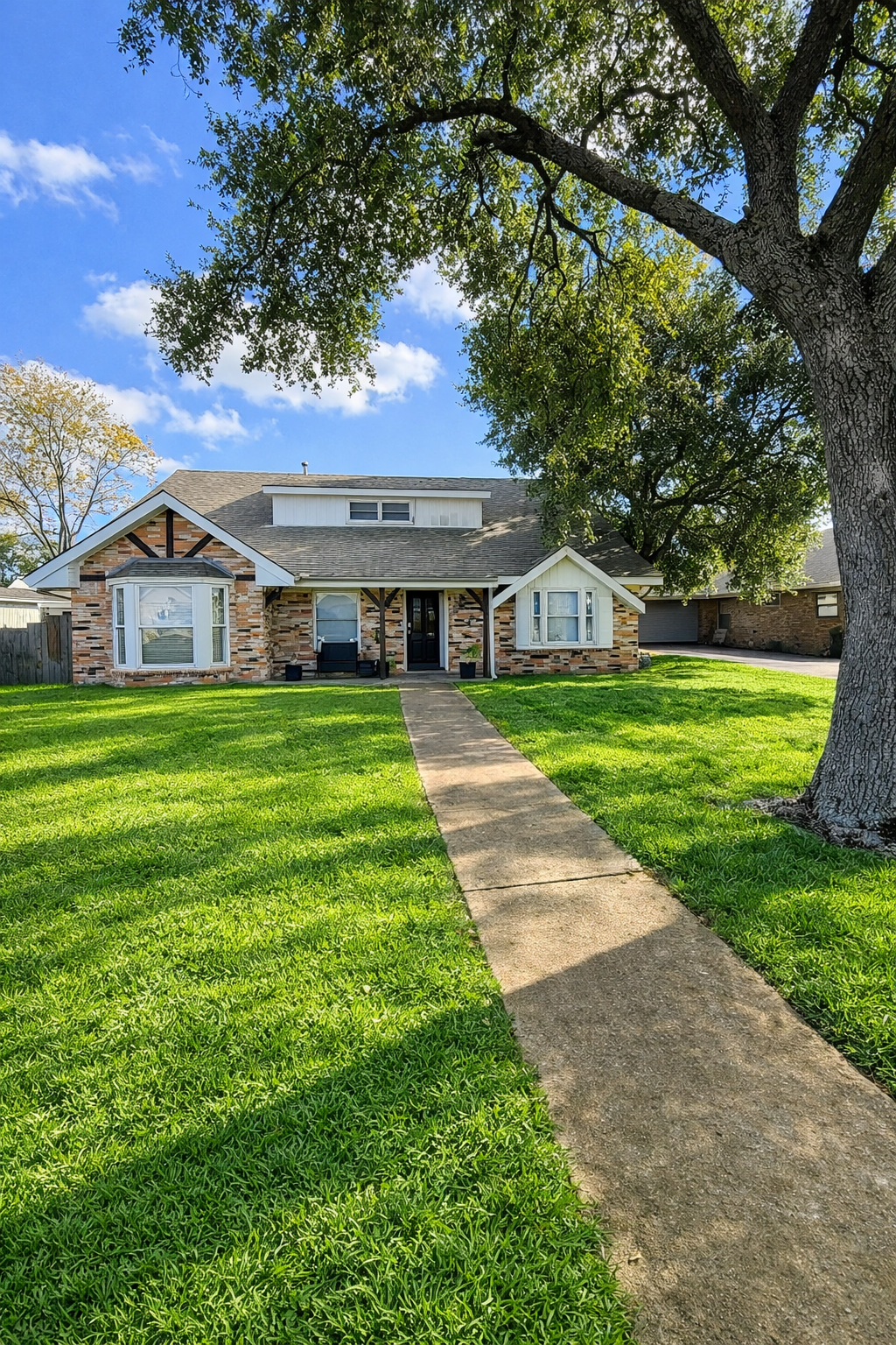 Golf Course Living Near Texas A&M - Fully Furnished 4 Bd 3 Bath Home - Photo 3