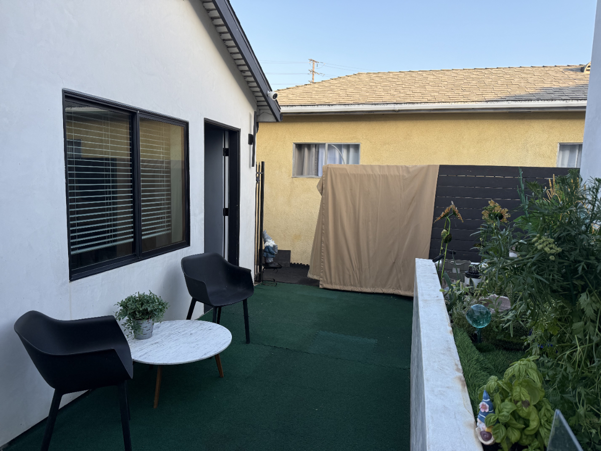 Location, location- Quiet West LA ADU with easy Metro access - Photo 3