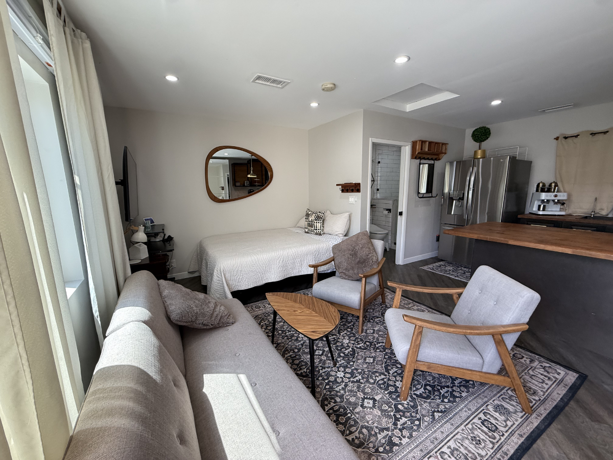 Location, location- Quiet West LA ADU with easy Metro access - Photo 4