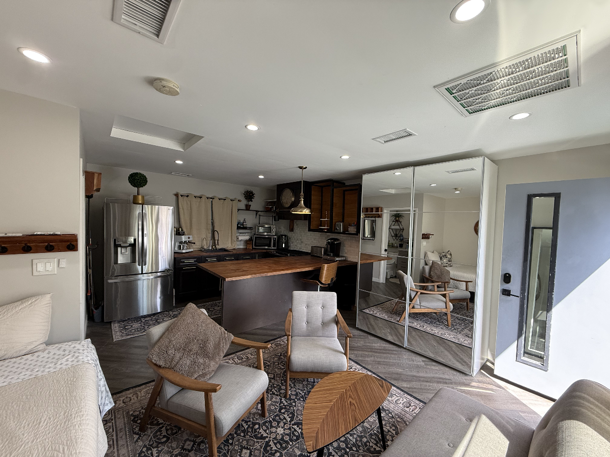 Location, location- Quiet West LA ADU with easy Metro access - Photo 5