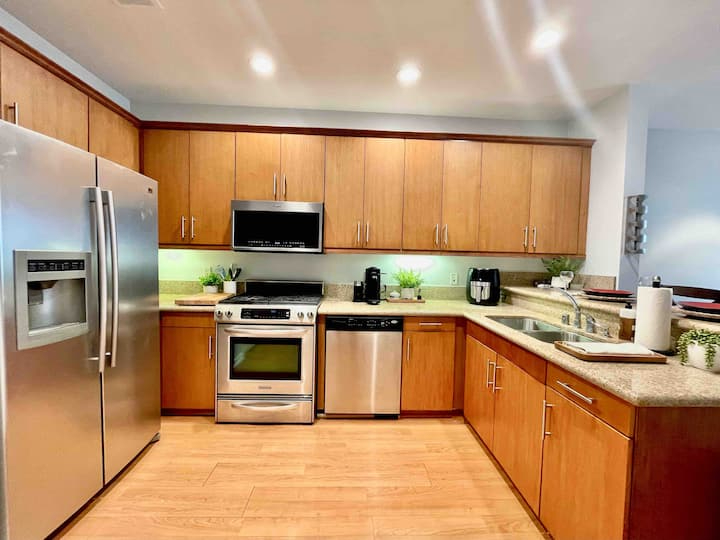 Furnished Hillcrest 1BR · 12-min walk to Scripps Mercy · RN Host · All-Inclusive + EV Parking - Photo 6
