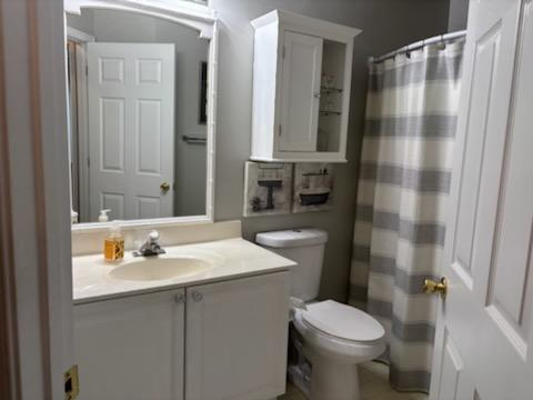 Comfortable Furnished Room with Full Home Access in a Quiet Martinsburg Neighborhood - Photo 10