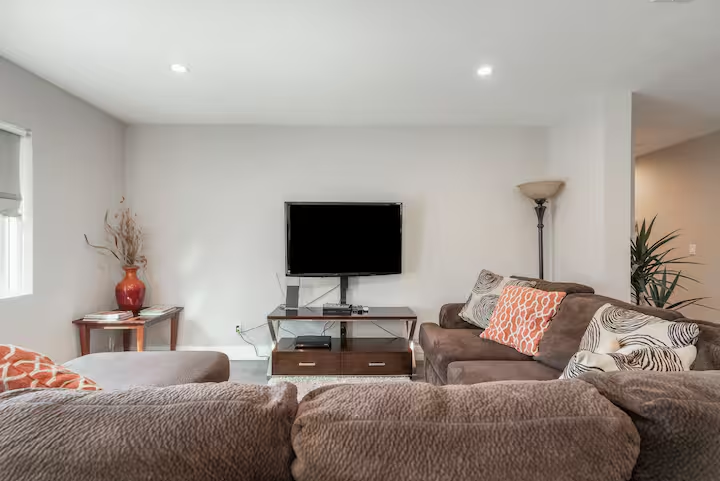 Modern 4BR Home with Designer Kitchen, Spacious Living Areas & Comfortable Bedrooms - Photo 1
