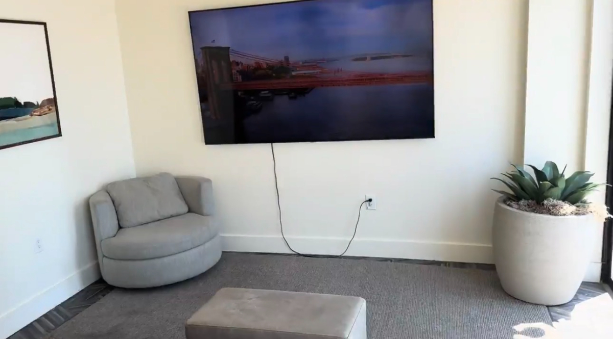 East Harlem one-bedroom with rooftop lounge, golf simulator, spa, and billiards room - Photo 5