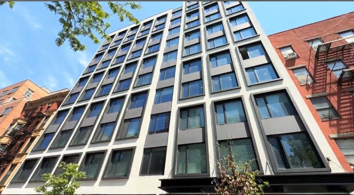 East Harlem one-bedroom with rooftop lounge, golf simulator, spa, and billiards room - Photo 1