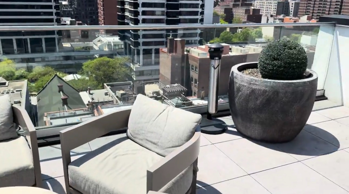 East Harlem one-bedroom with rooftop lounge, golf simulator, spa, and billiards room - Photo 12