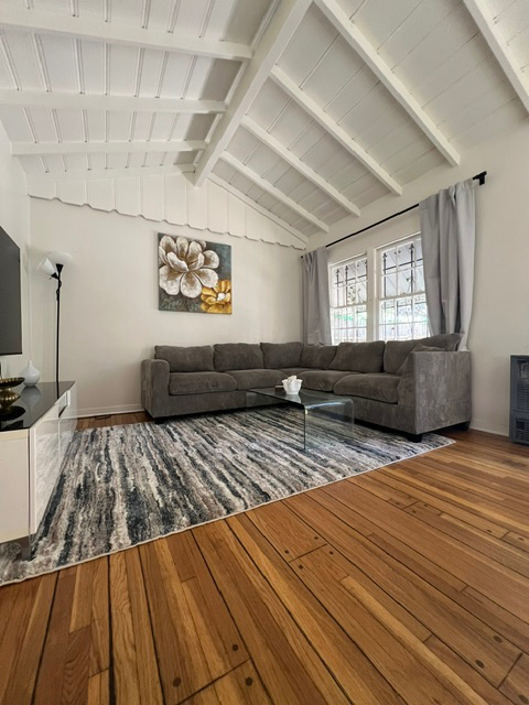Hollywood Bungalow - Photo 1