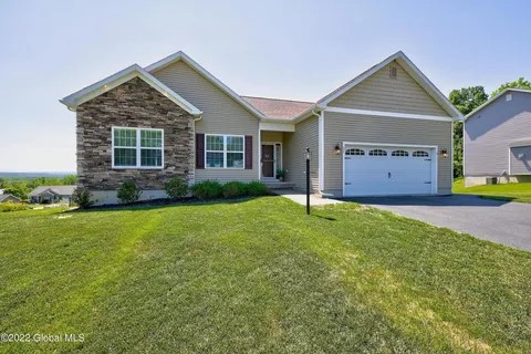 Welcome to The View at Morgan Court - a quiet, upscale neighborhood in Stillwater, NY ideally situat - Photo 1