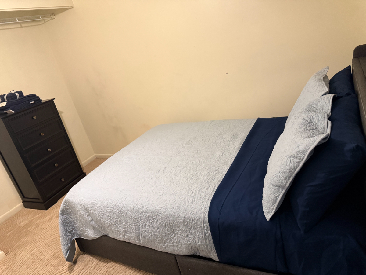 Comfortable Room Rental in Boynton Beach with Pool, Tennis Courts & Shared Spaces