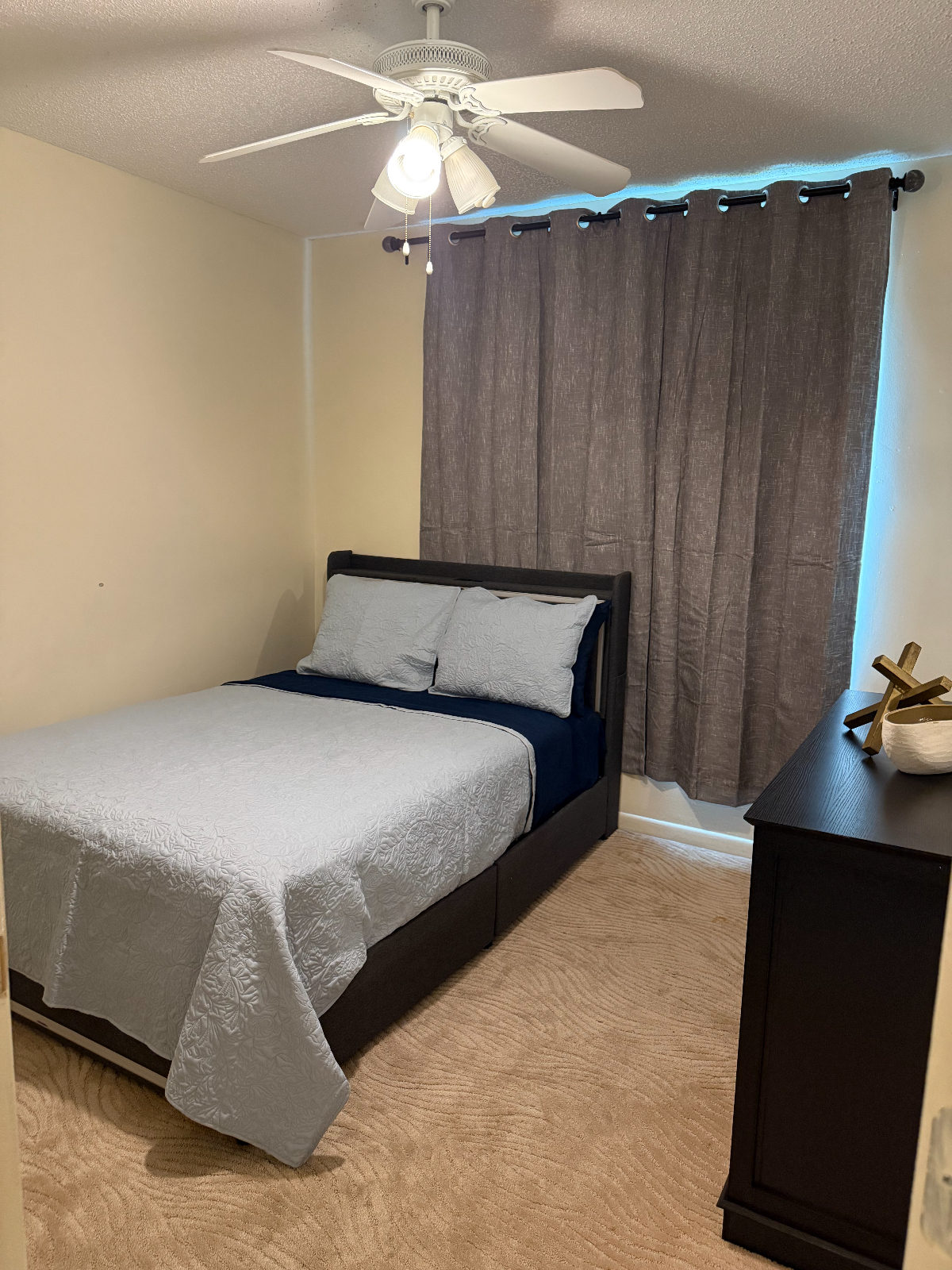Comfortable Room Rental in Boynton Beach with Pool, Tennis Courts & Shared Spaces - Photo 2