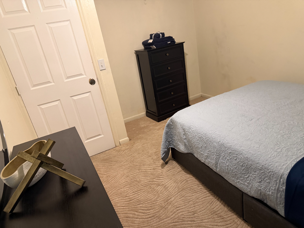 Comfortable Room Rental in Boynton Beach with Pool, Tennis Courts & Shared Spaces - Photo 3