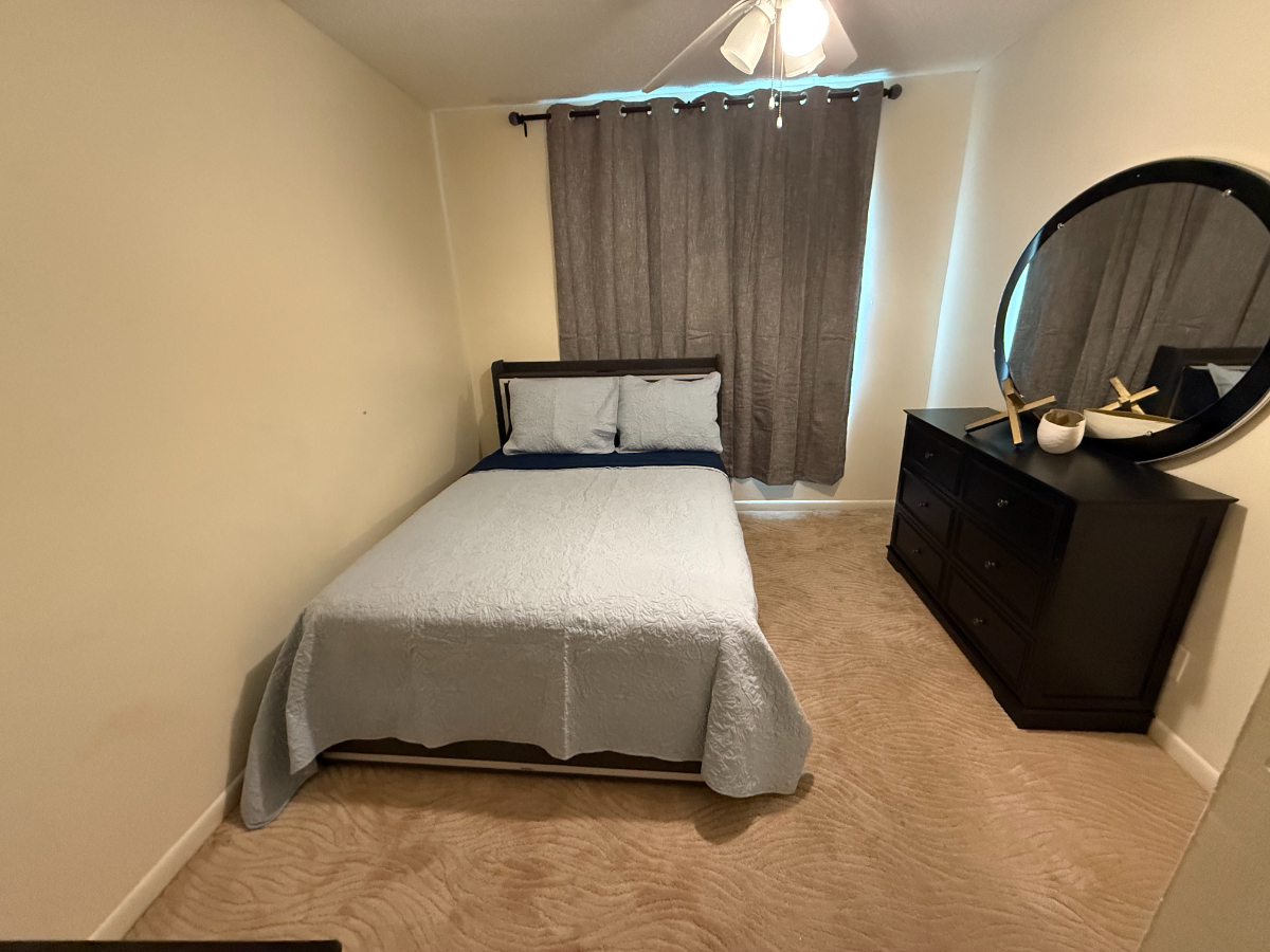 Comfortable Room Rental in Boynton Beach with Pool, Tennis Courts & Shared Spaces - Photo 5