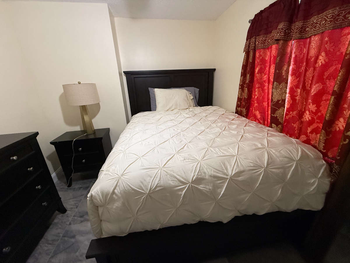 Comfortable Room Rental in Boynton Beach with Pool, Tennis Courts & Shared Spaces - Photo 9