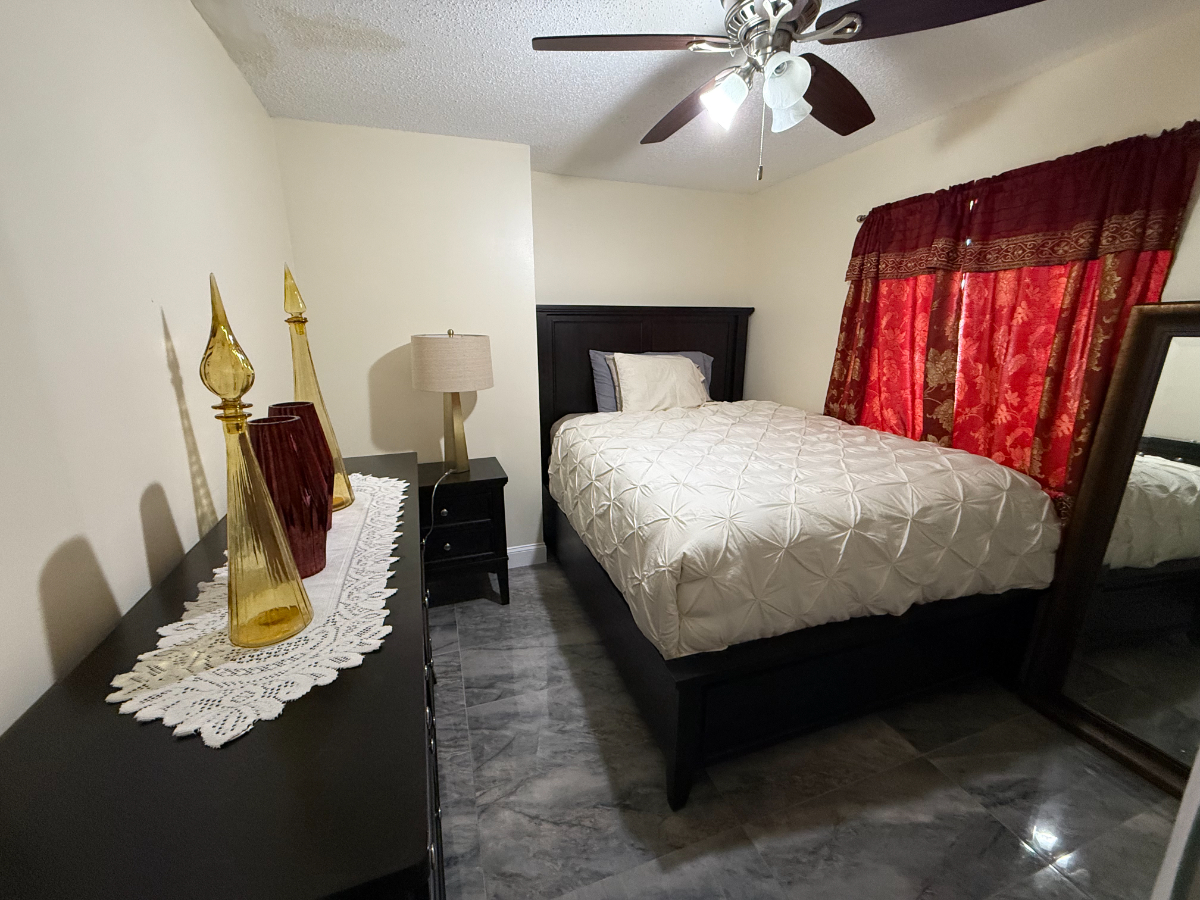 Comfortable Room Rental in Boynton Beach with Pool, Tennis Courts & Shared Spaces - Photo 7