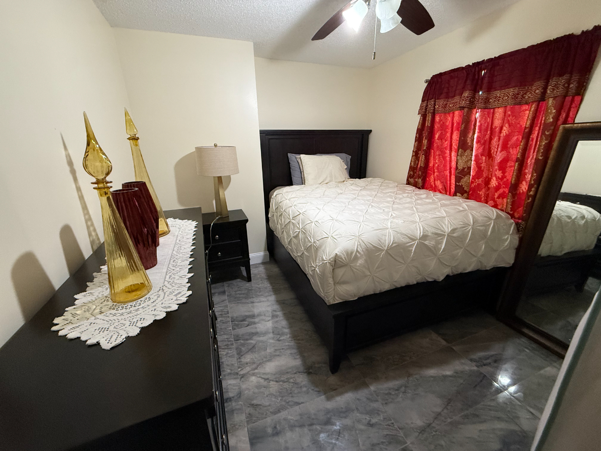 Comfortable Room Rental in Boynton Beach with Pool, Tennis Courts & Shared Spaces - Photo 8