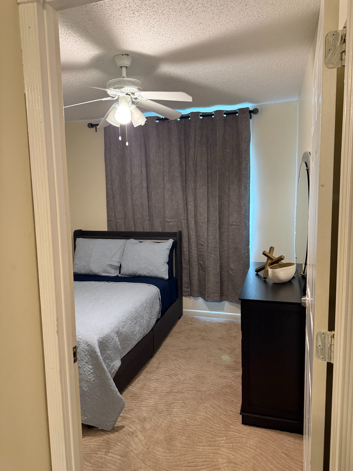 Comfortable Room Rental in Boynton Beach with Pool, Tennis Courts & Shared Spaces - Photo 4