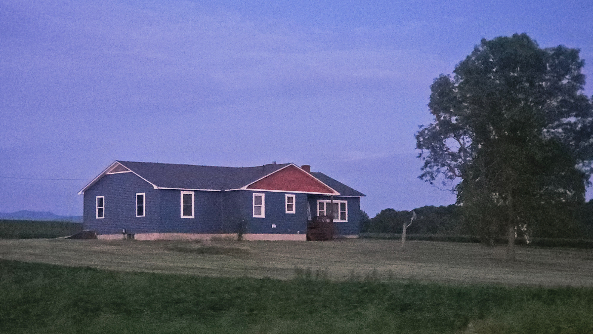 Recently renovated,cozy 3 bedroom home with beautiful views - Photo 2