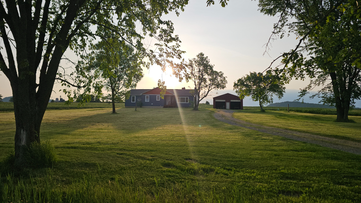 Recently renovated,cozy 3 bedroom home with beautiful views - Photo 1