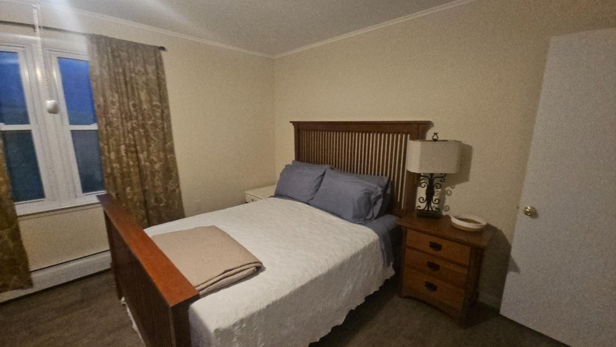 Recently renovated,cozy 3 bedroom home with beautiful views - Photo 5