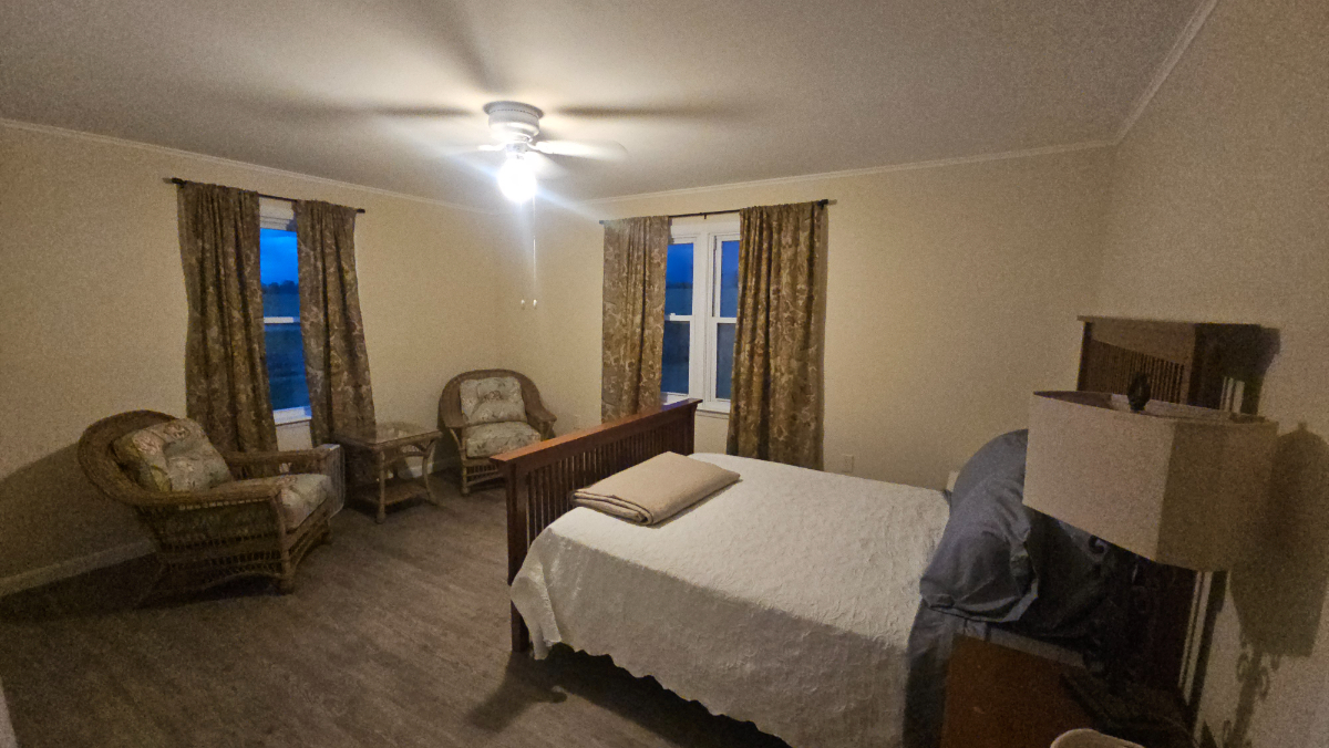Recently renovated,cozy 3 bedroom home with beautiful views - Photo 6