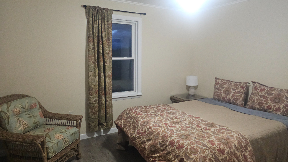 Recently renovated,cozy 3 bedroom home with beautiful views - Photo 8