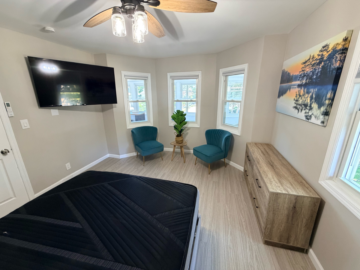 Spacious 3BR  Family-Ready  Near Hospitals & Transit - Parking Included - Photo 4