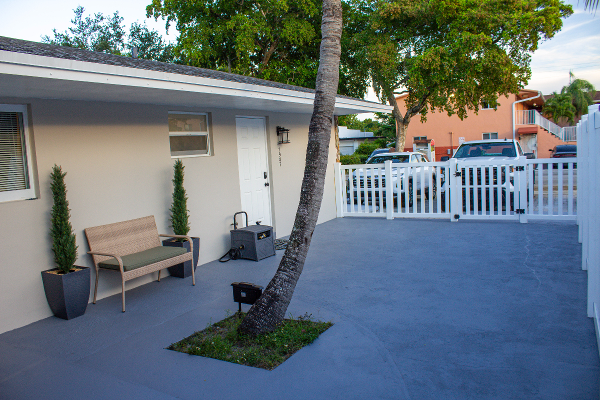 Newly Renovated 2BR Modern Retreat with Private Patio, Parking & Wi-Fi - Photo 10