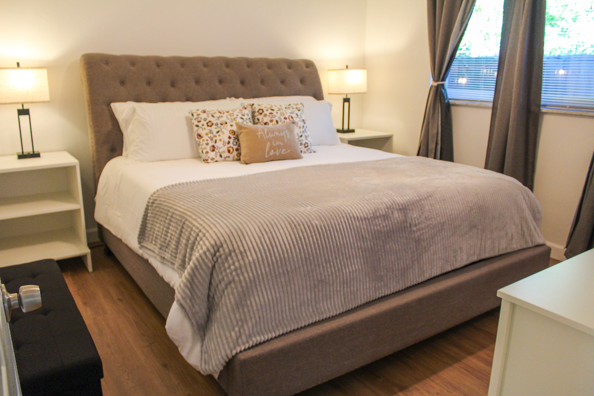Newly Renovated 2BR Modern Retreat with Private Patio, Parking & Wi-Fi - Photo 5