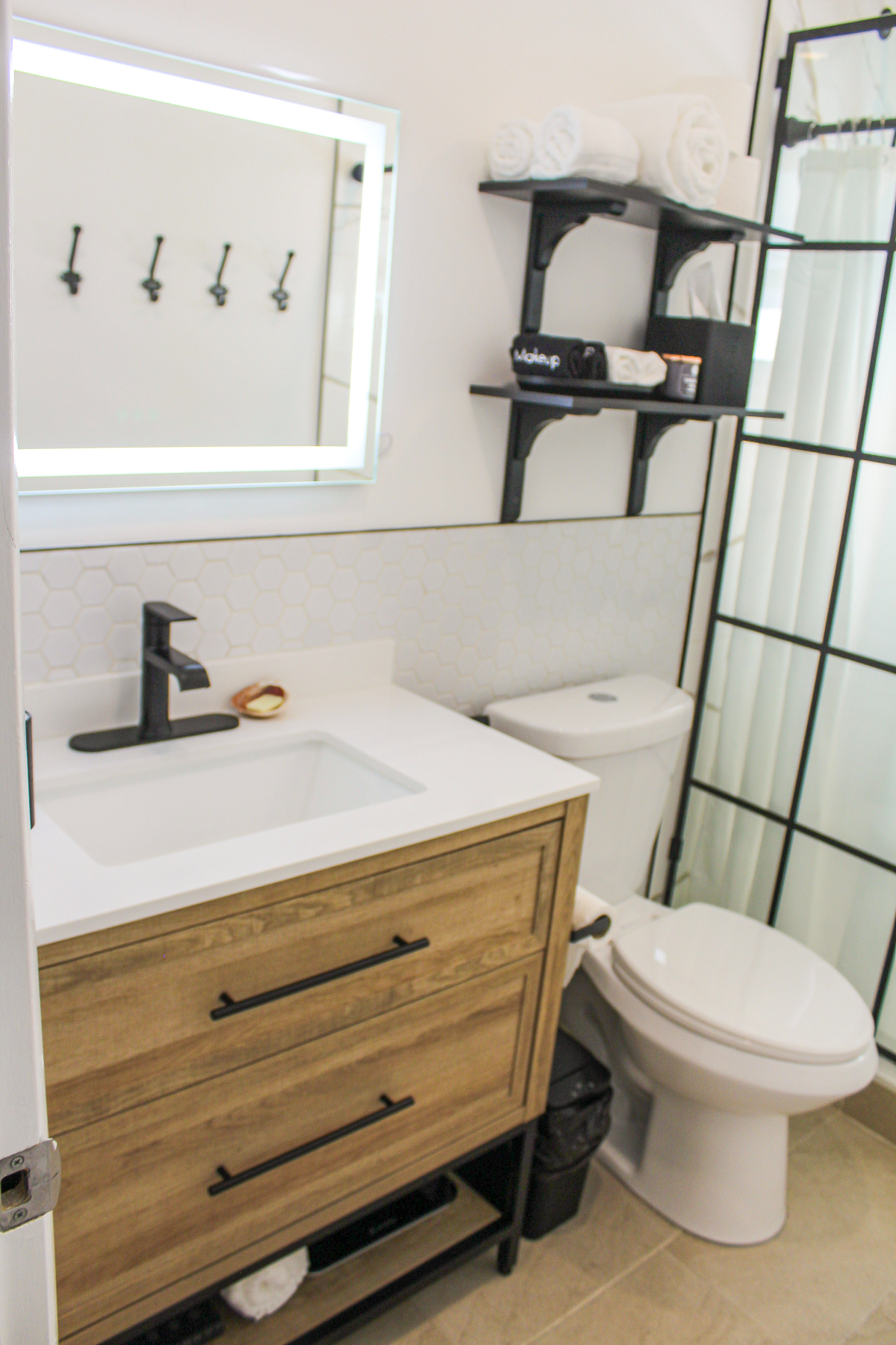 Newly Renovated 2BR Modern Retreat with Private Patio, Parking & Wi-Fi - Photo 6
