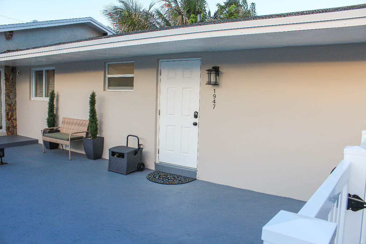 Newly Renovated 2BR Modern Retreat with Private Patio, Parking & Wi-Fi - Photo 11