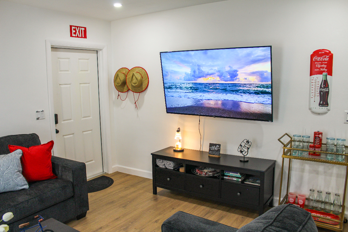 Newly Renovated 2BR Modern Retreat with Private Patio, Parking & Wi-Fi - Photo 12
