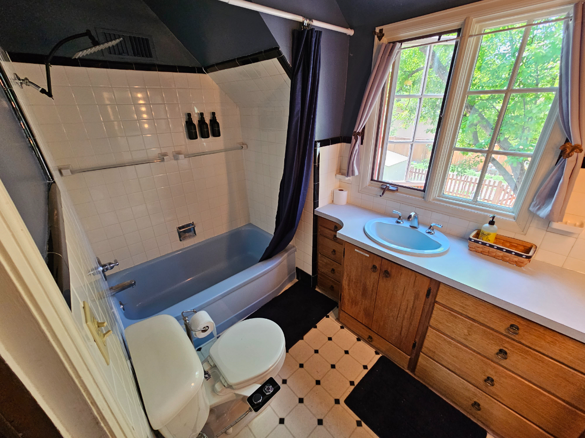 The Hollo House - Photo 6